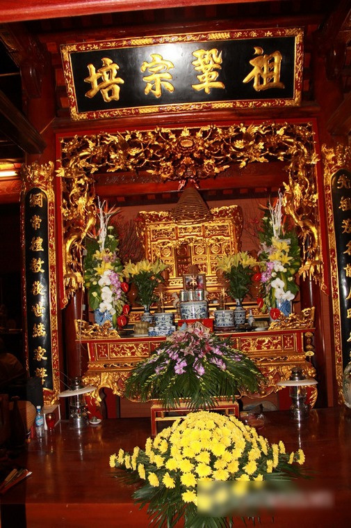 Trong miền Nam, không khí rất rầm rộ, còn ở ngoài Bắc thì các nghệ sĩ đang chuẩn bị những gì? Dù có nhiều nghệ sĩ đứng ra tổ chức lễ cúng, tuy nhiên, không thể không nhắc tới lễ cúng của danh hài Vượng Râu. Ngay từ những ngày đầu tháng 8, danh hài Vượng Râu đã cùng nhiều anh em nghệ sĩ cũng như nhân viên tích cực chuẩn bị cho lễ cúng năm nay. Và đến tận đêm qua thì công việc chuẩn bị vẫn rất tất bật, hoa quả đã được bày lên rất đẹp, dù chưa hoàn thiện hết nhưng ai cũng phải ngất ngây trước sự hoành tráng mà không kém phần tôn nghiêm.