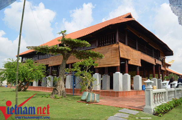 Đền thờ Tổ ngành sân khấu khá hoành tráng, đây cũng chỉ là một phần trong dự án tâm linh của Hoài Linh. Sang năm, anh sẽ xây đền thờ Mẫu ngay cạnh đền thờ Tổ nghề sân khấu này.