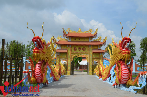 Cổng vào trang trí bằng cặp rồng rất to.