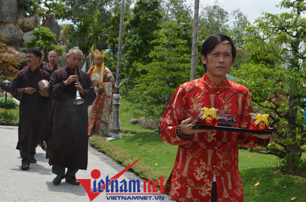 Công trình nhà thờ tổ tại phường Long Phước, quận 9, TP.HCM là tâm huyết của NSƯT Hoài Linh, do chính anh dốc tiền túi thực hiện và được cho là trị giá hơn 100 tỉ đồng. Tuy nhiên, khi hỏi danh hài anh cười tươi bảo: "Tiền đâu mà nhiều thế, ai cho tôi 100 tỉ đi, tôi xây tới 5 cái như này".