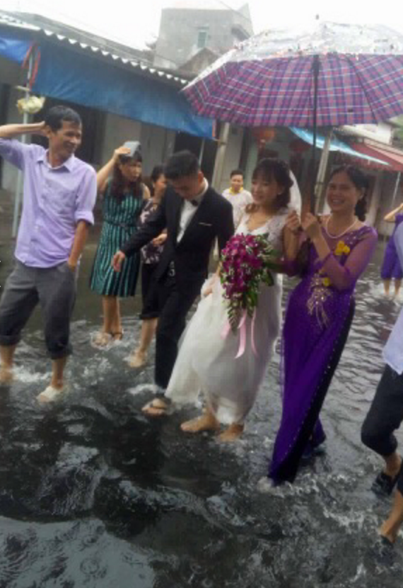 Cô dâu, chú rể quyết định bỏ giầy đi tông.