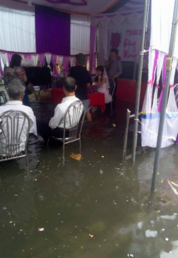 Đám cưới của cặp đôi nhận được sự chúc phúc của bà con, họ hàng và trở nên đặc biệt và đáng nhớ hơn bao giờ hết.