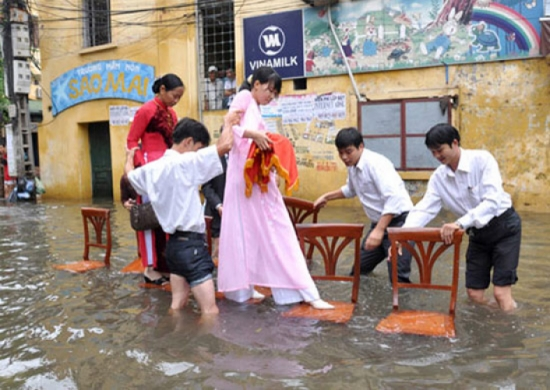 Trận lụt lịch sử ở Hà Nội năm 2008 cũng khiến nhiều cặp đôi phải rước râu trong hoàn cảnh tương tự. Những người thân phải bắc ghế để đoàn nhà trai đến rước dâu trong đám cưới trên đường Hồ Đắc Di.