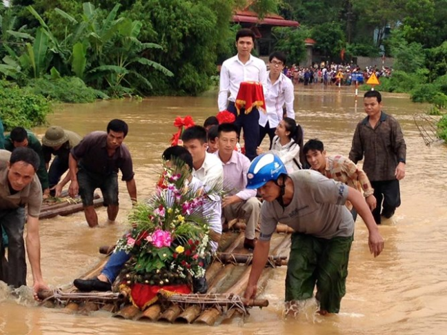 Trước đó, vào ngày 18/9/2015 cơn mưa lớn trút xuống, một đám cưới phải sử dụng bè mảng để di chuyển qua đoạn đường ở Km 62 QL12B Lạc Sơn - Hòa Bình.