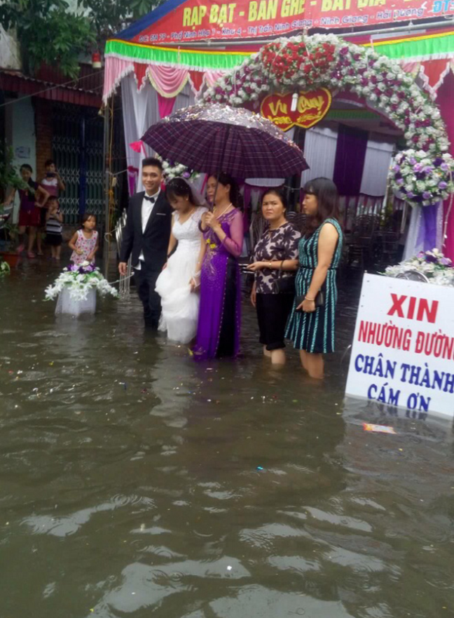 Đám cưới trong mưa lũ gần đây nhất là ngày vui của cặp đôi được tổ chức vào sáng 11/9 tại Ninh Giang- Hải Dương và trời mưa to khiến cho hôn lễ của họ ngập chìm trong nước.