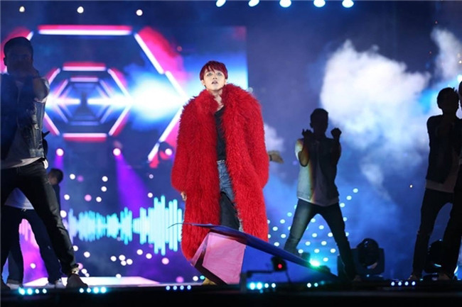 Ngoài “nhái” hình xăm, Sơn Tùng nổi tiếng là “bản sao hoàn hảo” của G-Dragon – trưởng nhóm Big Bang ở Việt Nam. Trong live show đầu tiên tổ chức hồi đầu tháng 12/2015, giọng ca Thái Bình đã khiến dân mạng dậy sóng vì để kiểu tóc và diện chiếc áo lông thú màu đỏ giống hệt trưởng nhóm Big Bang.
