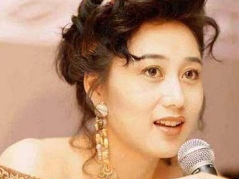 Ban đầu cô cùng cha đầu tư ngành dệt may, buôn bông từ đại lục và bán với giá lời cho một công ty của Ý khi gặp thời điểm thị trường bông thế giới tăng giá giúp cô kiếm được khoản lợi nhuận lớn. Đầu thập niên 90 Lợi Trí nắm trong tay 6 công ty chuyên đầu tư bất động sản. Lợi Trí nhận thấy thị trường bất động sản ở đại lục có nhiều tiềm năng, người đại lục lại đông nên sức mua sẽ tăng mạnh cùng quan niệm mua đất mua nhà làm tài sản tích trữ hết sức phổ biến tại đây.