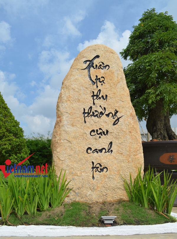 Các phiến đá rất lớn với các dòng chữ như những lời răn dạy trong cuộc sống.