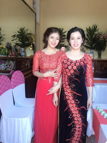 Ngoài "top" những bà mẹ U50 trẻ như thiếu nữ quen thuộc như: Đào Lan Hương - "bà ngoại U50", xinh như hot girl, Đinh Thu Hạnh - "Bà mẹ U40" với thân hình cực chuẩn, Khanh Barbie – "bà mẹ 40" vẫn đẹp như thiếu nữ... Mới đây, những hình ảnh của một bà mẹ 42 tuổi trẻ trung, xinh đẹp không kém con gái 20 tuổi tiếp tục gây "bão" cộng đồng mạng.