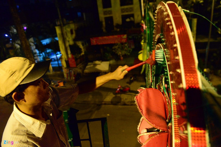 Anh Hồ Thanh Hùng, một công nhân trang trí đường hoa, cho biết những họa tiết bị dính sơn được tẩy bằng xăng, còn những cánh hoa bị loang sơn được thay thế, số còn lại sẽ được giữ nguyên.