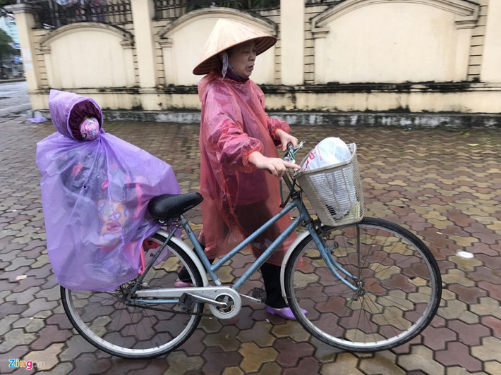 Nhiều trẻ em đến lớp trong mưa lạnh, còn đường xá ùn tắc. Ảnh: Tiến Tuấn.