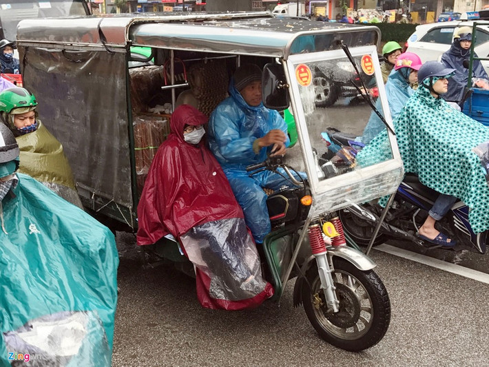 Nhiệt độ tại miền Bắc giảm sâu. Riêng Hà Nội thời điểm thấp nhất 15 độ C, mưa vẫn liên tiếp trút xuống dù không lớn. Ảnh: Tiến Tuấn.
