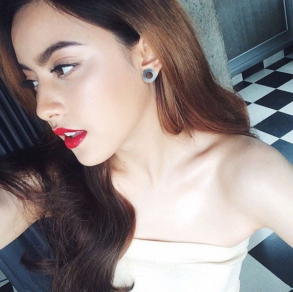 Tuy nhiên, sau một thời gian làm “mưa làm gió” trên cộng đồng mạng, trào lưu tự sướng “mỏ vịt” ấy hiện nay dường như bị “thoái trào”. Tâm lý của nhiều người cho rằng, kiểu chu môi làm mất đi vẻ đẹp tự nhiên vốn có của các cô gái. Và thực tế, không phải ai trợn mắt, phồng môi cũng đều đáng yêu và dễ thương như các hot girl tự sướng. Không thiếu gì cách để bạn trông xinh hơn khi tự mình chụp ảnh đâu nhất thiết phải trợn cái mắt thật to, chu cái môi thật nhọn mới dễ thương?