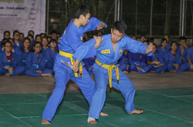 Nhân buổi khai mạc, các huấn luyện viên trổ tài biểu diễn những miếng đòn đẹp mắt của môn phái.
