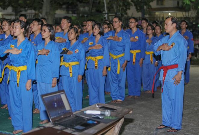 Phát ngôn viên Bộ Ngoại giao sinh năm 1977, bắt đầu theo nghiệp võ từ năm 12 tuổi. Trước khi gắn bó với Vovinam, ông đã trải qua một số môn phái khác. Trong ảnh, những huấn luyện viên (đai vàng) làm lễ chào cờ.