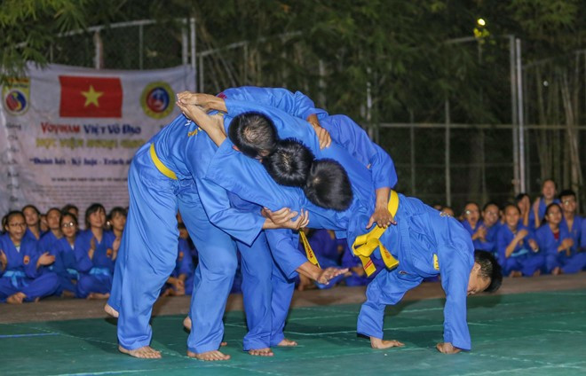 Tình huống một chọi ba đặc sắc của các huấn luyện viên, những người đã theo đuổi môn võ cả chục năm.