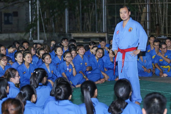 Ông Lê Hải Bình bắt đầu công tác huấn luyện võ thuật cho sinh viên tại Học viện Ngoại giao tối 23/9. Hiện, ông Bình là Phó tổng thư ký Liên đoàn Vovinam Việt Nam, Tổng thư ký Liên đoàn Vovinam Hà Nội, có 10 năm tham gia huấn luyện võ thuật.