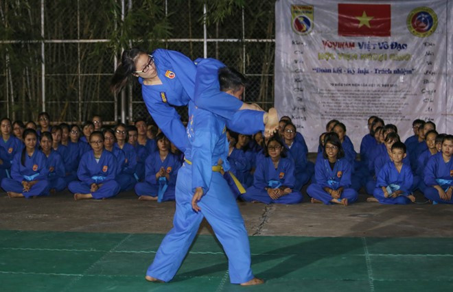 Một pha kẹp cổ đối phương quật ngã xuống đất được các học viên thích thú khen ngợi.