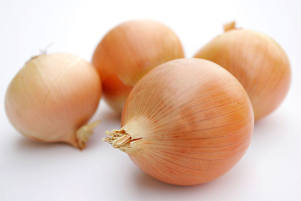 Các hợp chất có trong hành tây như phenol, flavonoids và quercetin đã được chứng minh để sở hữu các đặc tính chống viêm, chống virus và chống ôxy hóa. Vì vậy, nước ép hành tây là một phương thuốc phổ biến trong việc chữa viêm họng.