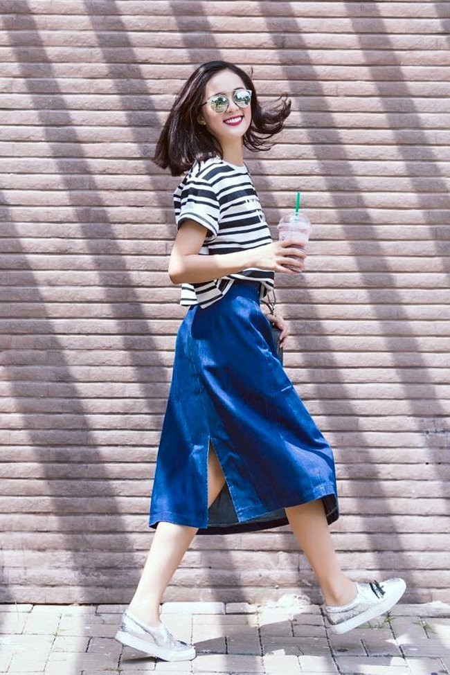 Bên cạnh nhan sắc ấn tượng, Hạ Vi còn trở thành nữ hoàng street style nhờ gu thời trang cá tính.