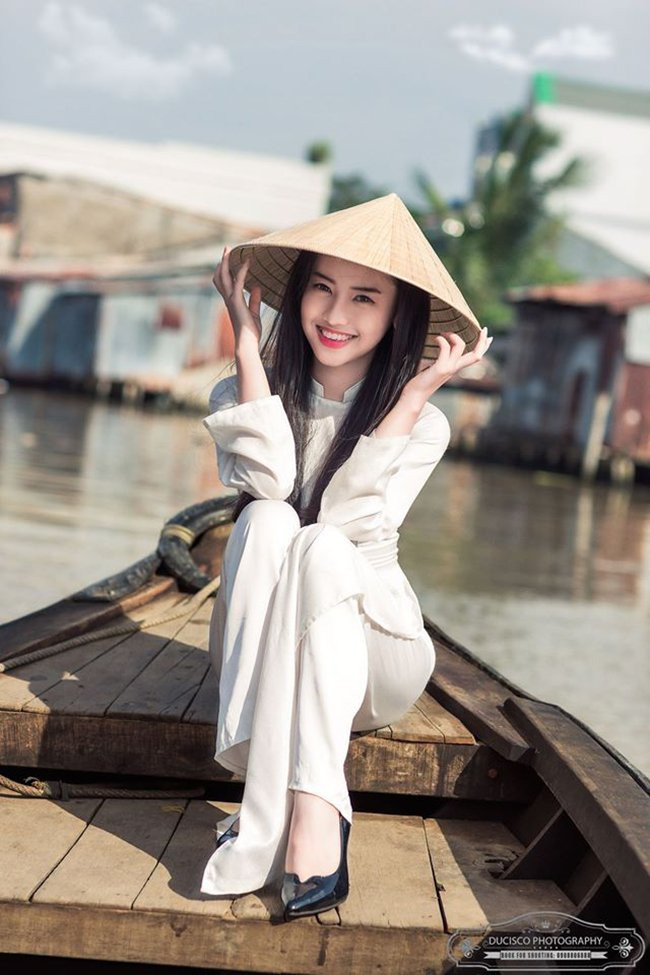 Trong khi đó, hot girl 17 tuổi - Thúy Vi cũng trở thành tâm điểm chú ý của truyền thông vào giữa tháng 10/2015 sau khi cô lên tiếng chia sẻ chuyện hẹn hò với chồng sắp cưới của Midu - Phan Thành.