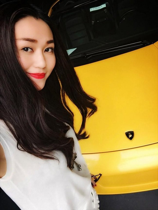 Trong năm vừa qua, chân dài Khánh My cũng liên tục bị nghi là "nổ". Cô từng khẳng định hồi đầu năm là sau 6 tháng sẽ "tậu" siêu xe Lamborghini về Việt Nam nhưng tới nay vẫn chưa thấy bóng dáng chiếc xe này. Trước tin đồn chụp chung với chiếc Lamborghini trưng bày ở quận 7, TP.HCM, phía quản lý của cô khẳng định, ở thời điểm chân dài này đăng ảnh, không có bất cứ chiếc xe nào trong showroom tương tự ở Sài Gòn.