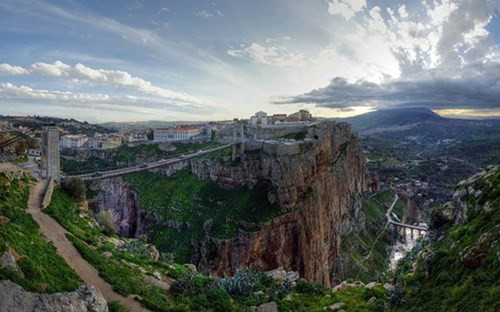Cây cầu treo Sidi-M'Cid dài 168m nằm ở thành phố Constantine- thành phố của những cây cầu- ở Algeria. (ảnh: Flickr).