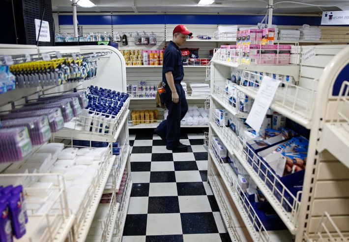 Siêu thị mini trên tàu cung cấp nhu yếu phẩm cho các thủy thủ.