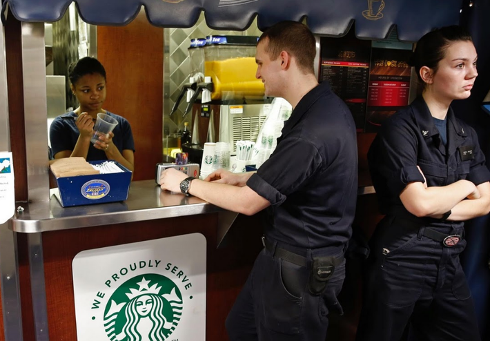 Thủy thủ xếp hàng để mua cà phê của Starbucks.