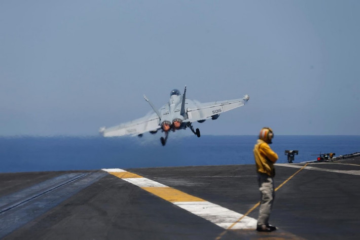 Một chiến đấu cơ cất cánh từ trên boong hàng không mẫu hạm USS Harry S. Truman để không kích lực lượng tự xưng Nhà nước Hồi giáo tự xưng (IS) ở Iraq và Syria hồi tháng 5. Tàu đã tham gia cuộc chiến chống IS trong 7 tháng. Phi đội chiến đấu cơ trên tàu đã thực hiện hơn 20.00 chuyến bay để không kích IS.