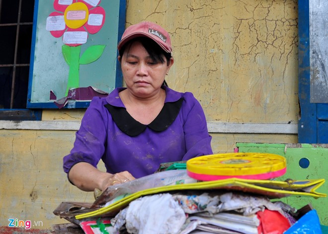 Cô giáo Nguyễn Thị Hòa, Phó hiệu trưởng trường Mầm non Mỹ Phú 2 cho biết thêm do đu bám trên cửa sổ quá lâu lại thêm sợ hãi, ít nhất bốn học sinh đã rơi xuống nước lũ. Trong đó, cháu Đỗ Khánh Thương (5 tuổi) rơi chìm dưới nước may mắn được cô giáo Thái Thị Tuyết Hồng phát hiện, lặn ngụp cứu sống.