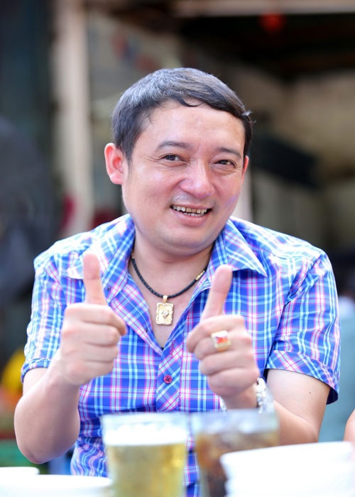 Chiến Thắng là nghệ sĩ nổi tiếng trên sân khấu hài miền Bắc. Thời gian gần đây anh khiến mọi người chú ý khi vướng vào chuyện ồn ào tình cảm với bạn gái kém 18 tuổi. Được biết cả hai đã dự định làm đám cưới nhưng khi phát hiện bạn gái đã từng lấy chồng và có con, danh hài Chiến Thắng đã nói lời chia tay.