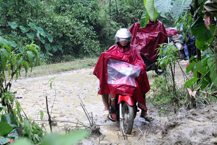 Ông Huỳnh Ngọc Thiệu, Trưởng Phòng nông nghiệp huyện Bắc Trà My, cho biết mưa lũ những ngày qua gây thiệt hại lớn về vật chất. Ít nhất 3 ngôi nhà bị hư hỏng. Để đảm bảo an toàn, UBND huyện Bắc Trà My đã huy động lực lượng di chuyển vật dụng, tài sản của nhiều hộ ở khu vực có nguy cơ sạt lở đến nơi an toàn.