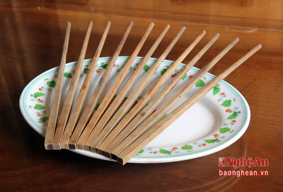 Thoạt nhìn, những đôi đũa này hết sức bình thường. Thực tế chúng được làm từ loài gỗ bách xanh - loại thuộc nhóm IIA (Nhóm quý hiếm cần được bảo vệ đặc biệt).