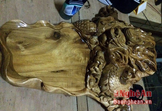Chiếc khay đựng trà có tạc hình rồng cũng được tạo nên từ loài gỗ bách xanh quý hiếm của một gia đình ở huyện Quế Phong - Nghệ An.