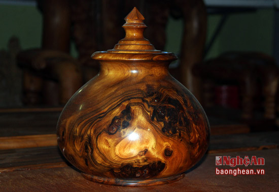 Nậm trà bách xanh do một người dân ở xã Châu Thôn (Quế Phong) chế tác trang trí.
