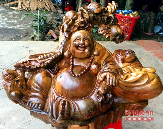 Trong quan niệm của giới "chơi" đồ gỗ, bách xanh thỏa mãn các yêu cầu về phong thủy, mang lại may mắn, tài lộc cho các gia chủ. Trong ảnh là bức tượng Phật Di Lặc chế tác từ loài gỗ bách xanh.