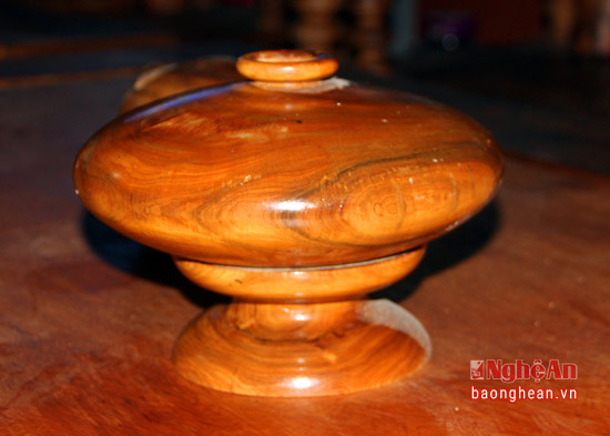 Chiếc bình nhỏ được làm bằng gỗ bách xanh.