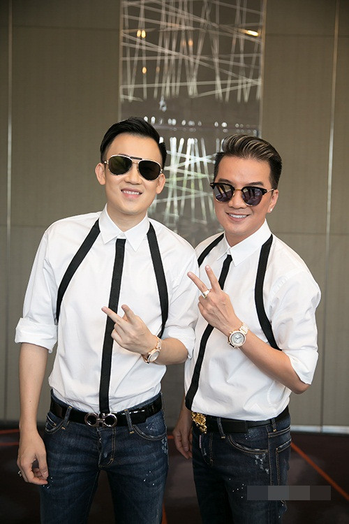 Dương Triệu Vũ và Đàm Vĩnh Hưng cùng đeo đồng hồ đôi mang nhãn hiệu nổi tiếng, được làm từ vàng trắng với phần mặt và dây đeo gắn kim cương trị giá 180.000 USD (gần 4 tỷ đồng).
