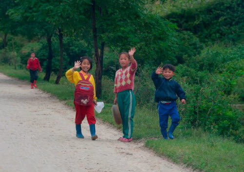 “Bạn có thể thấy rõ cảnh nghèo khổ tại vùng nông thôn”, Lafforgue nói. “Từ trên xe bus, tôi nhìn thấy những ngôi nhà cũ xiêu vẹo với mái có thể sập bất cứ lúc nào. Hướng dẫn viên cho biết phần lớn du khách tới những vùng xa như thế này và tôi có thể là người châu Âu đầu tiên tới đây”.