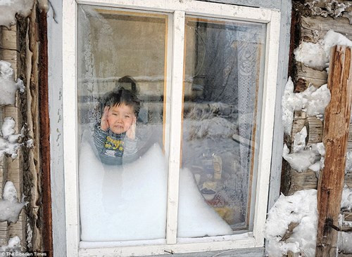 Tại thành phố Verkhoyansk, dù nhiệt độ đã xuống thấp tới mức âm 51 độ C nhưng chỉ có trẻ em dưới 13 tuổi được nghỉ học.
