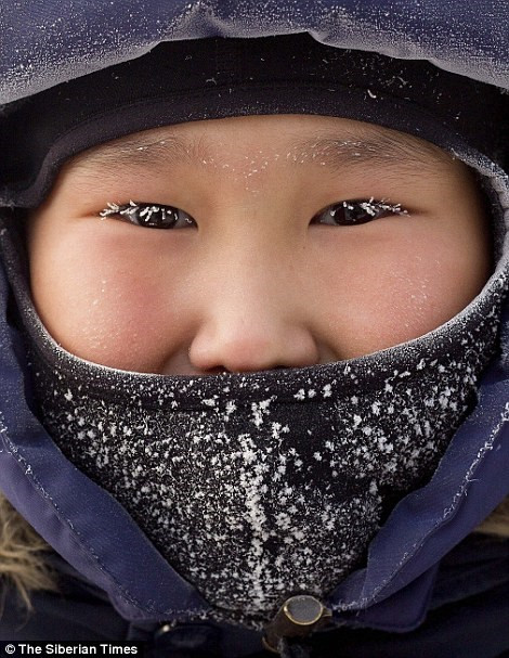 Cũng thuộc vùng Yakutia tại Yakutsk, trẻ em dưới 12 tuổi được nghỉ học khi nhiệt độ chạm ngưỡng âm 45 độ C. Với nhiệt độ này, việc đeo kính cũng sẽ là cả một vấn đề bởi gọng kính có thể sẽ dính vào mặt và kéo rách da khi bỏ kính.