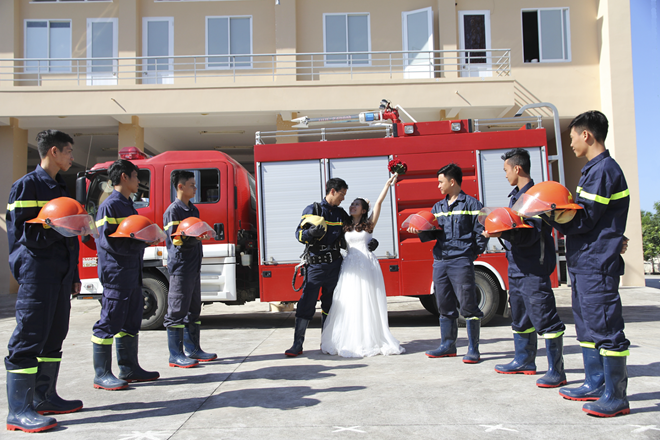 Được biết, chú rể là Trung úy Nguyễn Tiến Sâm (27 tuổi), Đội phó Đội kiểm tra, Phòng Cảnh sát PC&CC số 4 - Cảnh sát PCCC Bà Rịa Vũng Tàu. Còn cô dâu là Nguyễn Thùy Lệ (26 tuổi), hiện công tác tại Phòng Tư pháp - UBND huyện Xuyên Mộc (Bà Rịa Vũng Tàu). Điều đặc biệt là người thực hiện bộ ảnh cưới cũng là một người lính cứu hỏa đang công tác cùng đơn vị của chú rể. "Nhiếp ảnh gia" là Thiếu úy Trần Nguyễn Hoàng Quân.