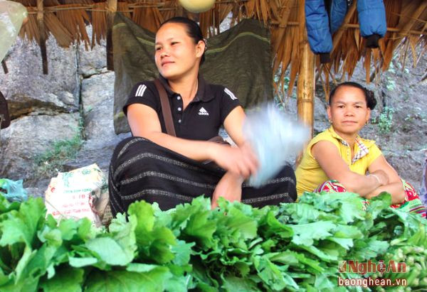 Hàng hóa bày bán tại chợ vùng cao là nông sản của chính người dân trồng trọt.
