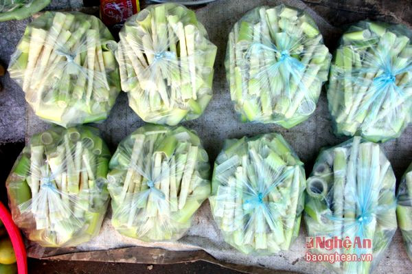 Măng rừng được gói thành từng túi tạo thuận tiện cho khách hàng.