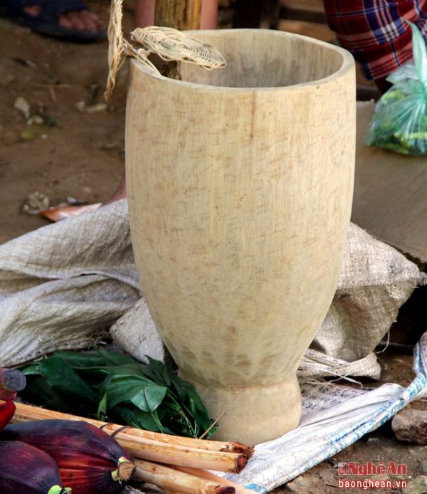 Mặc dù chỉ là những điểm bán hàng nho nhỏ, nhưng những "ngôi chợ bản" đã tạo ra điểm nhấn văn hóa giữa không gian núi rừng. Trong ảnh: Chiếc hông xôi của đồng bào Thái được làm thủ công được người dân mang ra bán tại chợ ven bản làng.