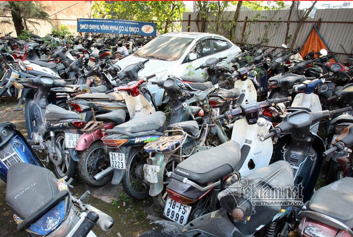 Bãi giữ xe này có diện tích hơn 4.000m2, đang tạm giữ khoảng 700 xe máy, gần 100 xe ba bánh tự chế và hàng chục ô tô vi phạm luật giao thông.
