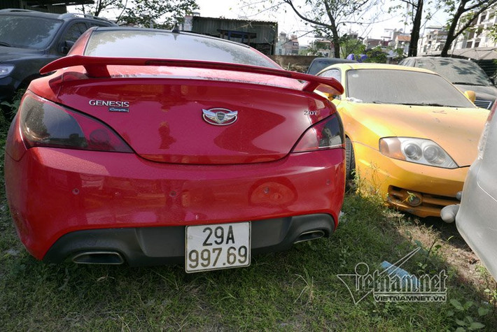 Xe thể thao 2 cửa Hyundai Genesis có giá hơn 1 tỷ đồng lúc ra mắt cũng đang bị giữ tại đây.