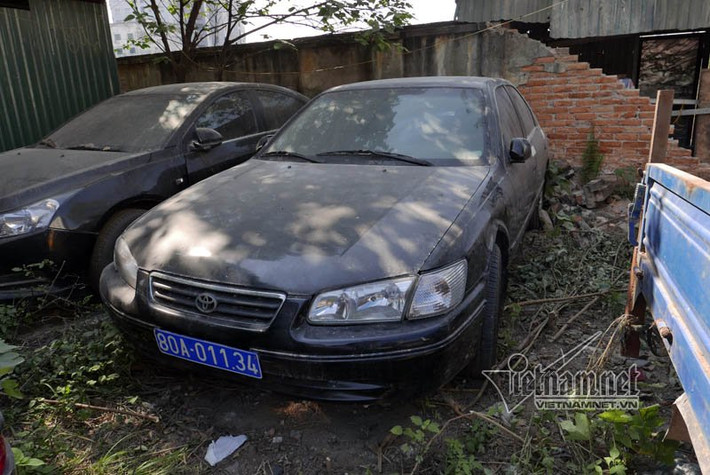 Xe ô tô Camry đời 2004 mang biển xanh bị tạm giữ.