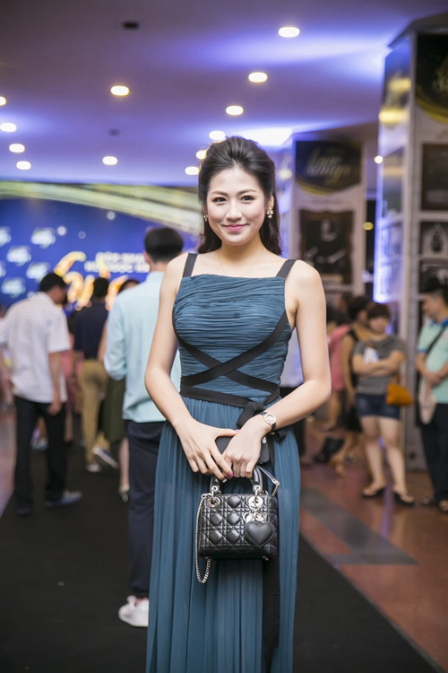Á hậu Tú Anh giản dị trong chiếc váy xanh, với chiếc túi hàng hiệu đến tham dự show "Love Songs" của Hồ Ngọc Hà tại Hà Nội.